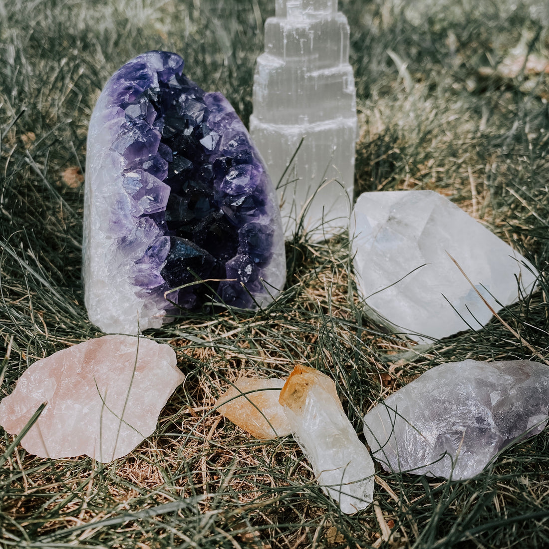 The 5 Essential Crystals Everyone Needs. Amethyst, Selenite, Rose Quartz, Citrine and Quartz 